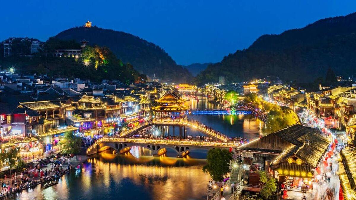 湖南古城阳光下的繁华街景